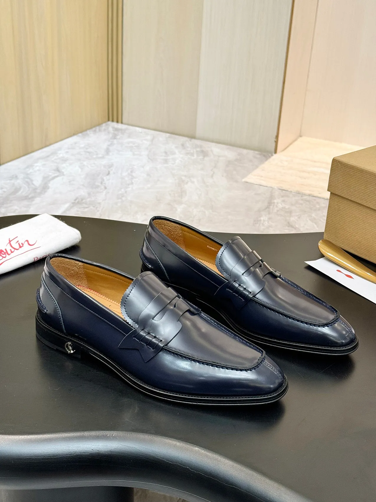 [CL red sole shoes] Top P: 1020💰 Size 39-44 (⚠️38.45.46.47 custom-made, non-returnable and non-exchangeable) 🆑High-end men's business formal leather shoes, original authentic top quality goods ••✅💯 Top original order purchasing agent! Original imported patterned cowhide ➕Imported cowhide lining ➕Cowhide feet ➕Original leather outsole~🉑️Feel free to compare the authentic ones!